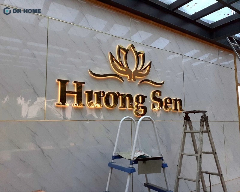 Biển hiệu inox kết hợp đèn LED thu hút mọi ánh nhìn