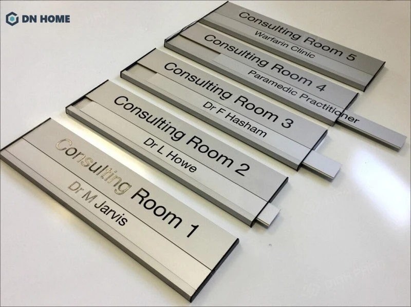 Bảng hiệu inox ăn mòn màu bạc dùng làm bảng tên phòng ban