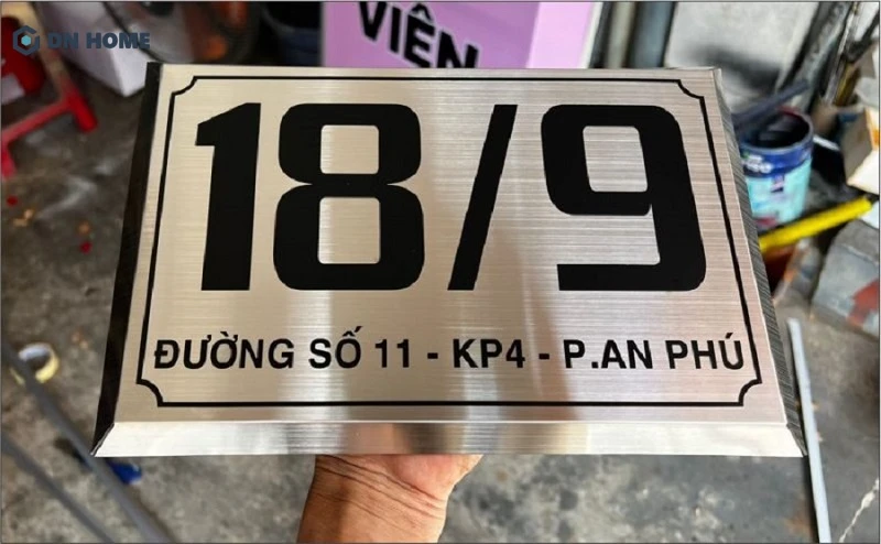 Biển số nhà bằng vật liệu inox ăn mòn màu bạc