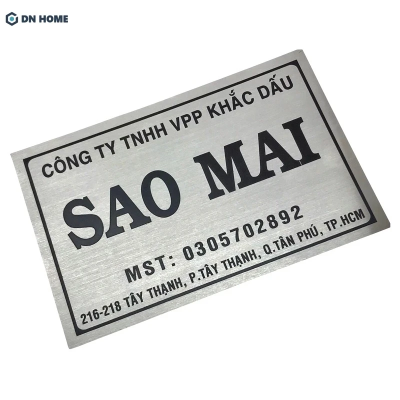Bảng hiệu inox ăn mòn màu bạc thiết kế đơn giản, đường nét rõ ràng giúp khách hàng dễ dàng nhận diện thương hiệu