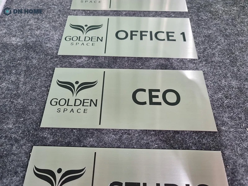 Mẫu biển hiệu inox ăn mòn màu bạc dùng làm tên các phòng ban