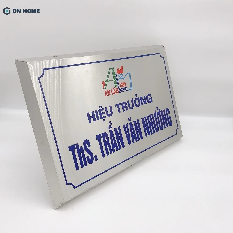 Mẫu biển hiệu inox ăn mòn màu bạc thiết kế đẹp mắt