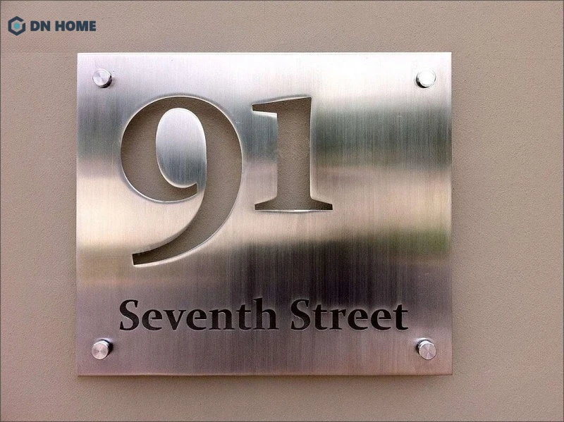 Mẫu bảng hiệu inox ăn mòn màu bạc khắc chữ độc đáo