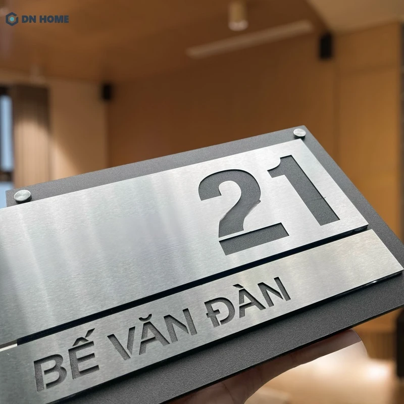 Biển hiệu inox ăn mòn màu bạc khắc chữ đẹp mắt, tinh tế