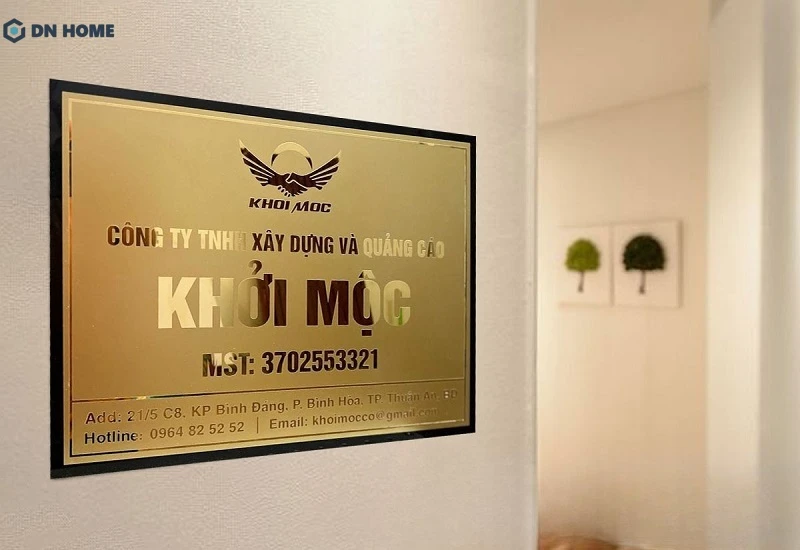 Bảng hiệu inox ăn mòn màu vàng tạo vẻ đẹp đẳng cấp, sang trọng