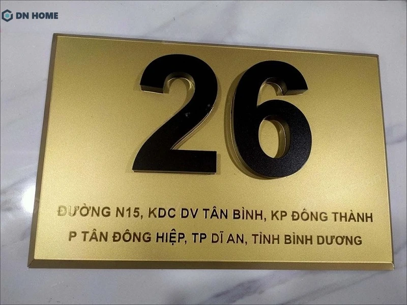 Biển hiệu inox ăn mòn màu vàng với thiết kế chữ nổi