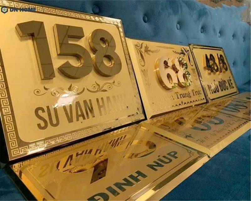 Biển hiệu inox ăn mòn màu vàng, thiết kế chữ nổi cùng đường nét chạm khắc tinh tế