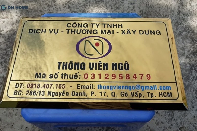 Mẫu bảng hiệu inox ăn mòn màu vàng đẹp