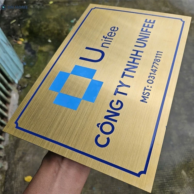 àu vàng kim loại mang lại vẻ đẹp cao cấp, chuyên nghiệp cho bảng hiệu