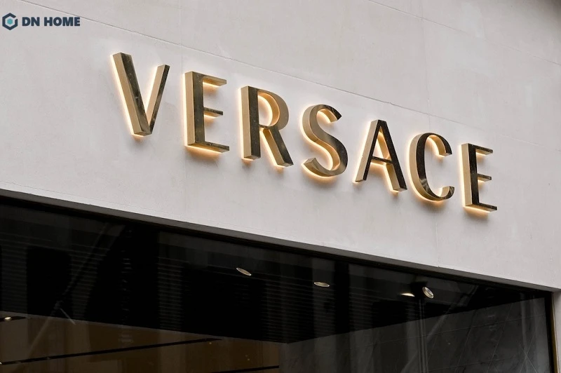 Bảng hiệu làm từ inox mạ vàng với thiết kế đơn giản nhưng không rất hút mắt