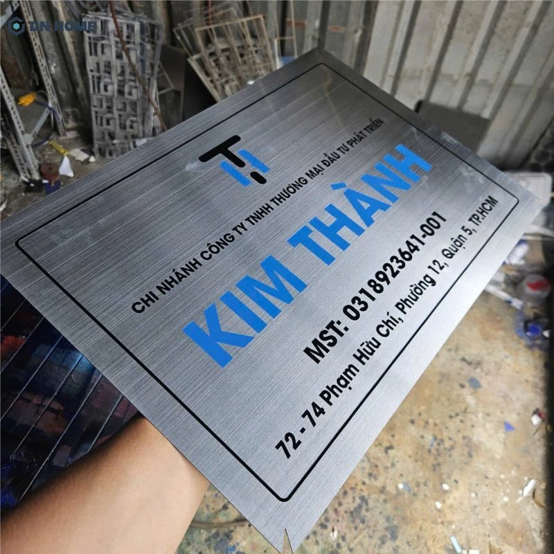 Đặc trưng của biển hiệu làm từ vật liệu inox là nhẵn mịn, ít bám bụi, nhờ đó việc vệ sinh và bảo trì diễn ra dễ dàng, nhanh chóng hơn