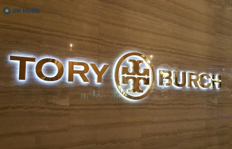 Bảng hiệu inox chữ nổi kết hợp đèn LED góp phần làm nổi bật không gian lắp đặt