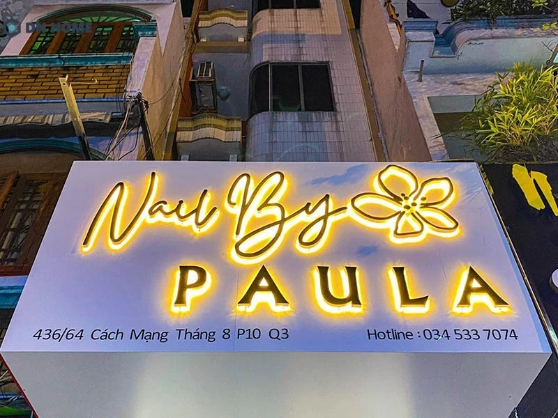 Biển hiệu makeup vừa dùng để cung cấp thông tin, vừa thể hiện phong cách và mức độ chuyên nghiệp của cơ sở kinh doanh làm đẹp