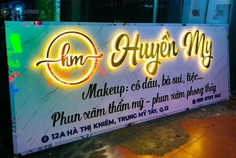 Bảng hiệu tiệm makeup thiết kế chữ nổi kết hợp hệ thống đèn LED bên trong giúp khách hàng dễ nhận diện từ xa