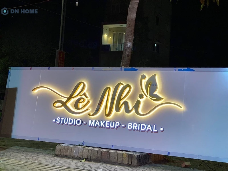 Mẫu biển hiệu makeup thiết kế đơn giản nhưng rất bắt mắt