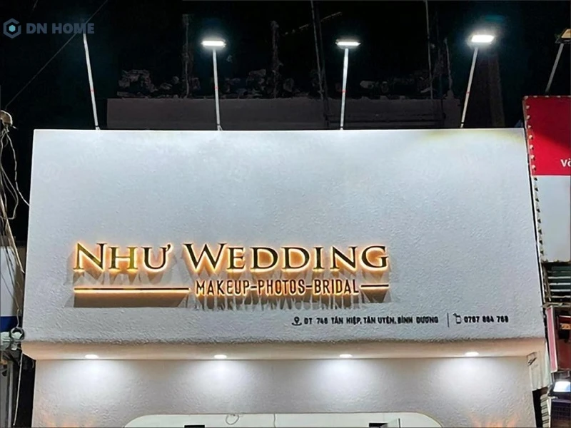 Mẫu bảng hiệu makeup mica chữ nổi sang trọng, kết hợp đèn LED nổi bật, thu hút ánh nhìn cả ngày lẫn đêm