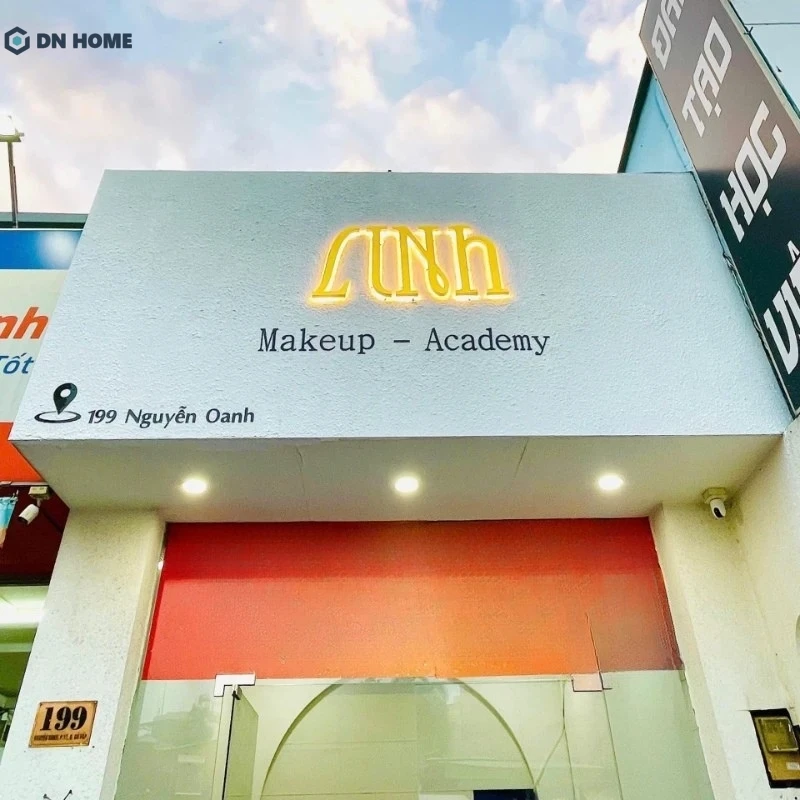 Mẫu bảng hiệu makeup mica chữ nổi kết hợp đèn LED, thiết kế tinh tế và cuốn hút