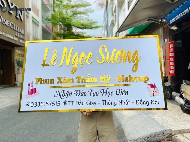 Biển hiệu makeup đẹp đóng vai trò quan trọng trong việc nâng cao hiệu quả kinh doanh và xây dựng hình ảnh thương hiệu