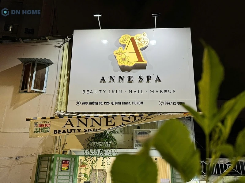 Mẫu bảng hiệu makeup với logo đặc trưng của cửa tiệm