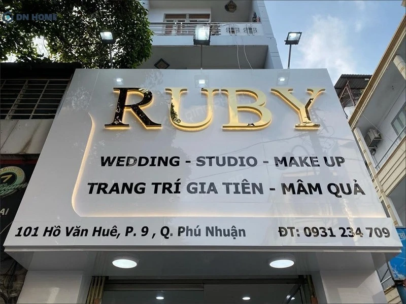 Mẫu biển hiệu makeup chuẩn, thể hiện rõ thông tin để khách hàng dễ dàng liên hệ