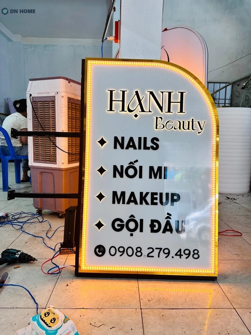 Bảng hiệu tiệm makeup kiểu treo trên cao, đường viền là đèn LED làm tăng tính thẩm mỹ và sự nổi bật cho cửa tiệm