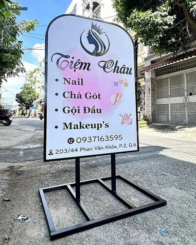 Bảng hiệu tiệm makeup dạng đứng, thiết kế nổi bật, đầy màu sắc