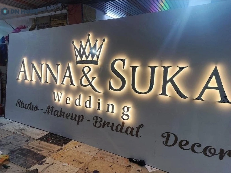 Cần lựa chọn chất liệu phù hợp để đảm bảo độ bền và tính thẩm mỹ của bảng hiệu