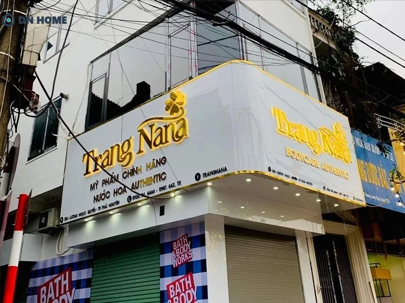 Biển hiệu makeup cần có kích thước cân đối với mặt tiền, không gian cửa hàng và tuân thủ các quy định về quảng cáo