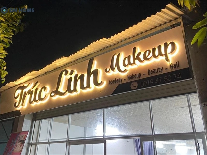 Biển hiệu makeup làm từ vật liệu mica kết hợp với đèn LED nổi bật, dễ dàng thu hút ánh nhìn