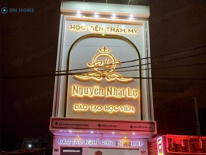 Biển hiệu làm từ vật liệu alu đem đến vẻ ngoài hiện đại, sang trọng cho cửa tiệm makeup