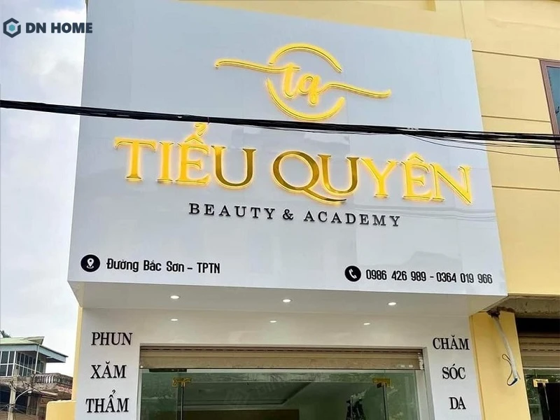 Biển hiệu làm từ vật liệu inox mang đến vẻ đẹp sang trọng cho cửa tiệm