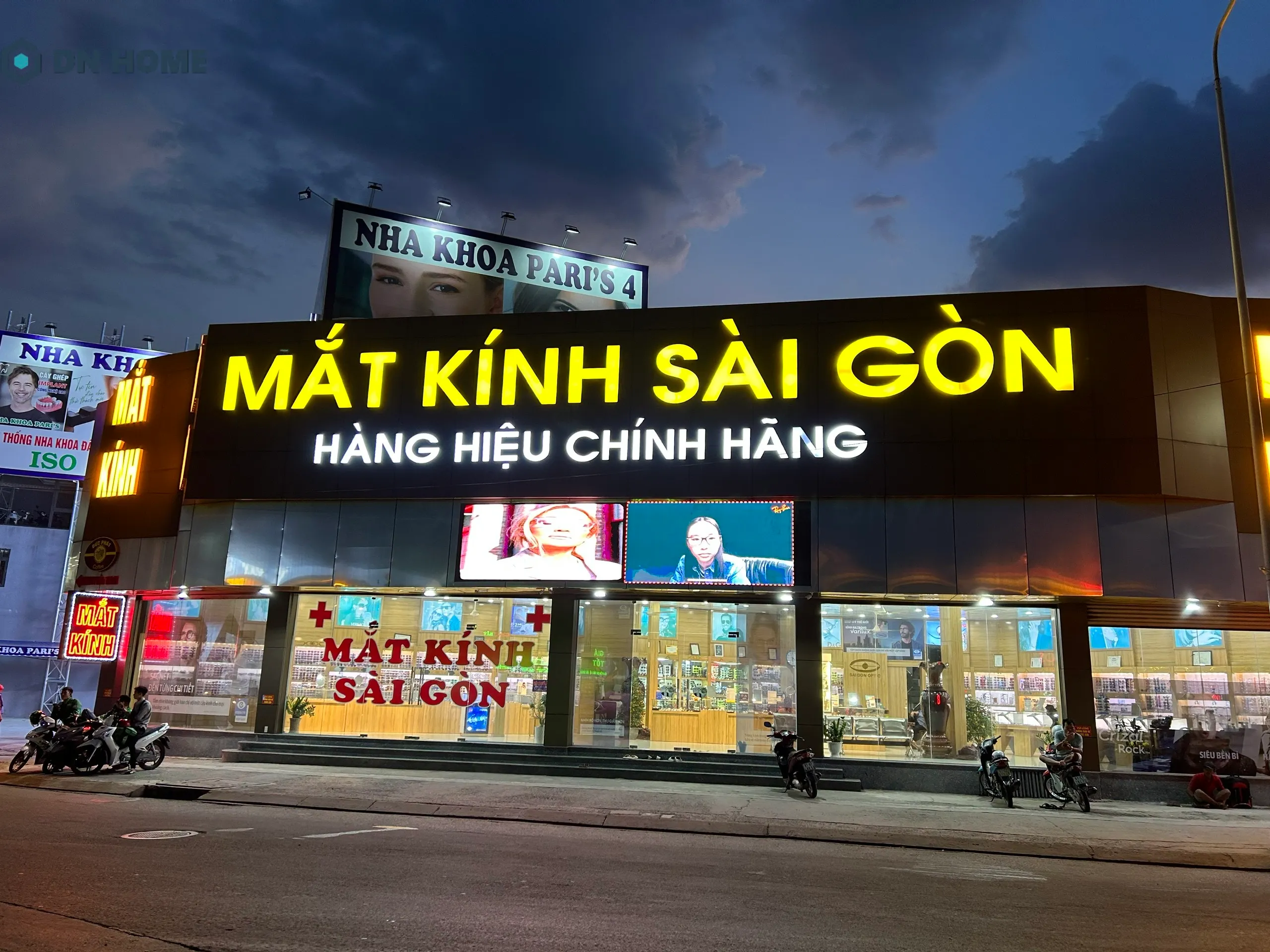 Bảng hiệu mắt kính nổi bật giữa phố khi sử dụng thêm đèn LED