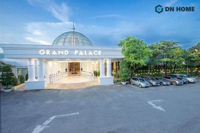 Bảng hiệu nhà hàng tiệc cưới sử dụng phông chữ thanh mảnh, hiện đại