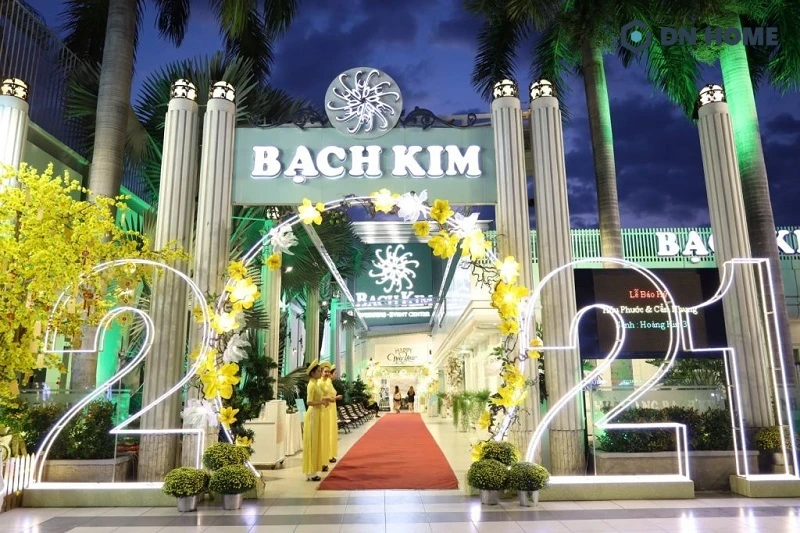 Bảng hiệu nhà hàng tiệc cưới mặt Mica xuyên sáng nổi bật rực rỡ vào ban đêm