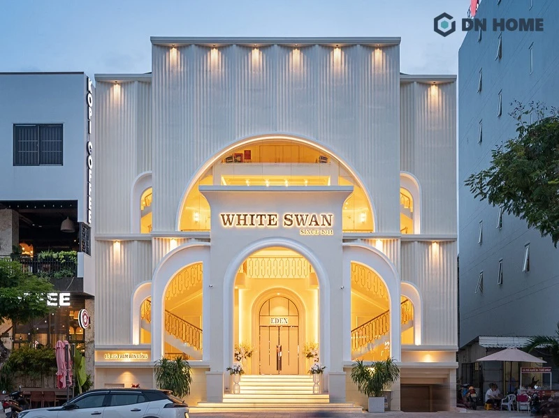 Bảng hiệu tiệc cưới hiện đại với hệ thống đèn LED hắt chân chữ tạo hiệu ứng chiều sâu