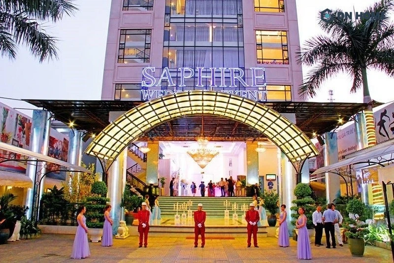 Thiết kế bảng hiệu nhà hàng tiệc cưới Saphire với chữ nổi sáng đèn sang trọng