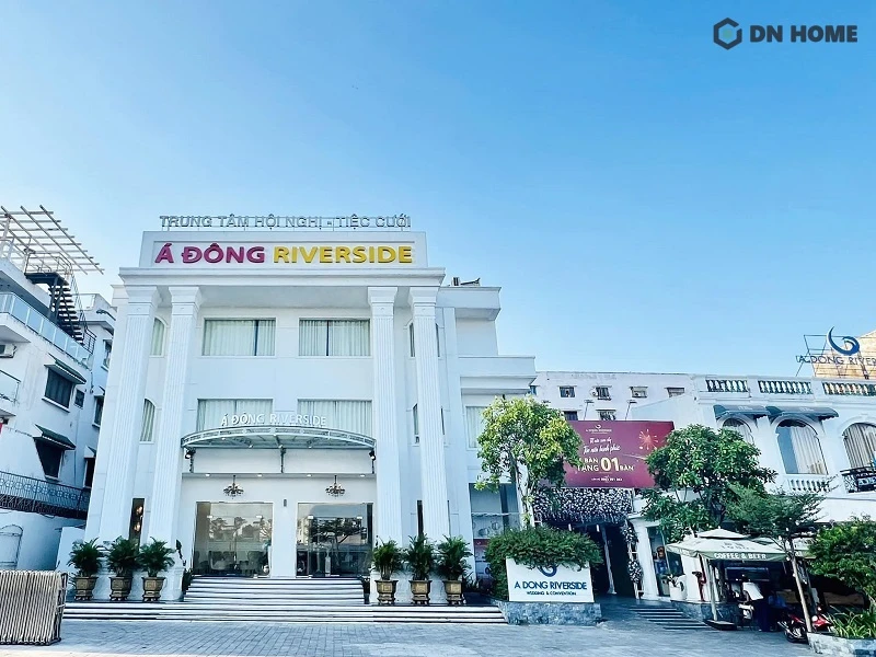 Mẫu biển hiệu nhà hàng tiệc cưới thiết kế đơn giản nhưng vẫn thu hút ánh nhìn