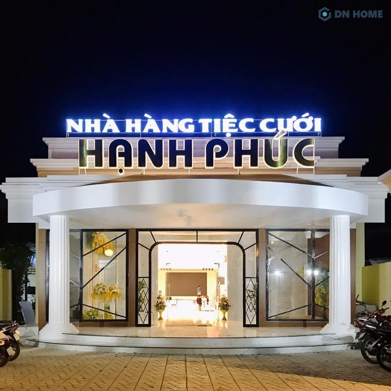 Bảng hiệu nhà hàng tiệc cưới thiết kế chữ nổi 3D kết hợp đèn LED, giúp mặt tiền trở nên sang trọng, nổi bật