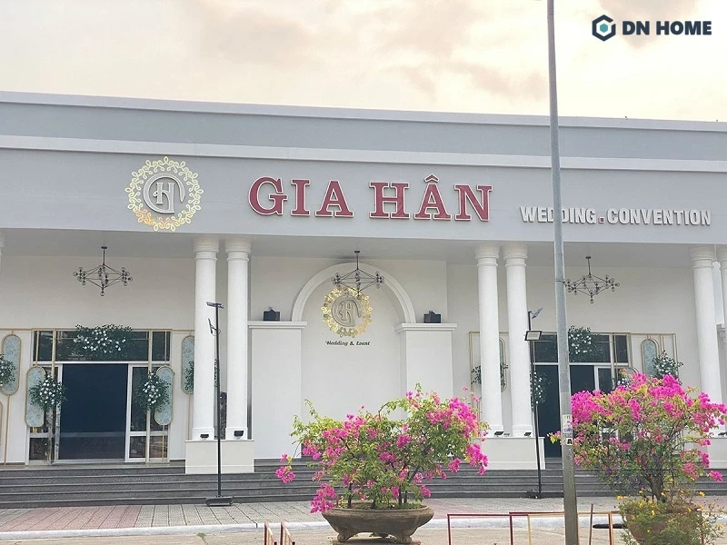 Lựa chọn đúng chất liệu sẽ giúp tăng tính thẩm mỹ và duy trì độ bền của bảng hiệu nhà hàng tiệc cưới