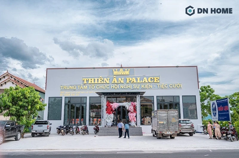 Tấm nhựa alu thường được dùng làm nền bảng hiệu nhà hàng tiệc cưới nhờ đặc tính nhẹ, bền và bề mặt phẳng mịn