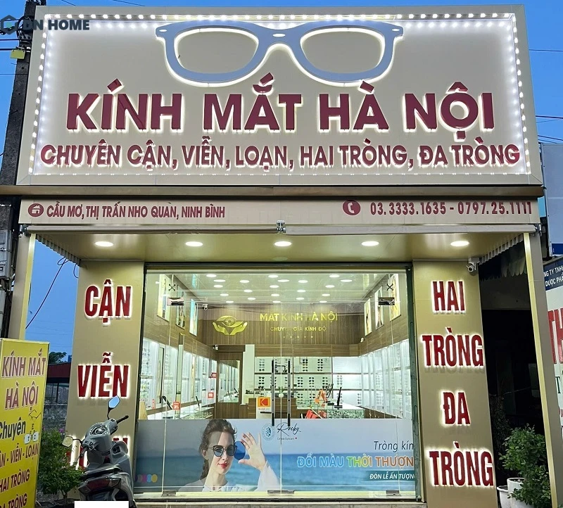 Biển hiệu mắt kính hiển thị thông tin rõ ràng, sử dụng màu sắc phù hợp giúp cho phần mặt tiền hài hoà, không bị rối mắt