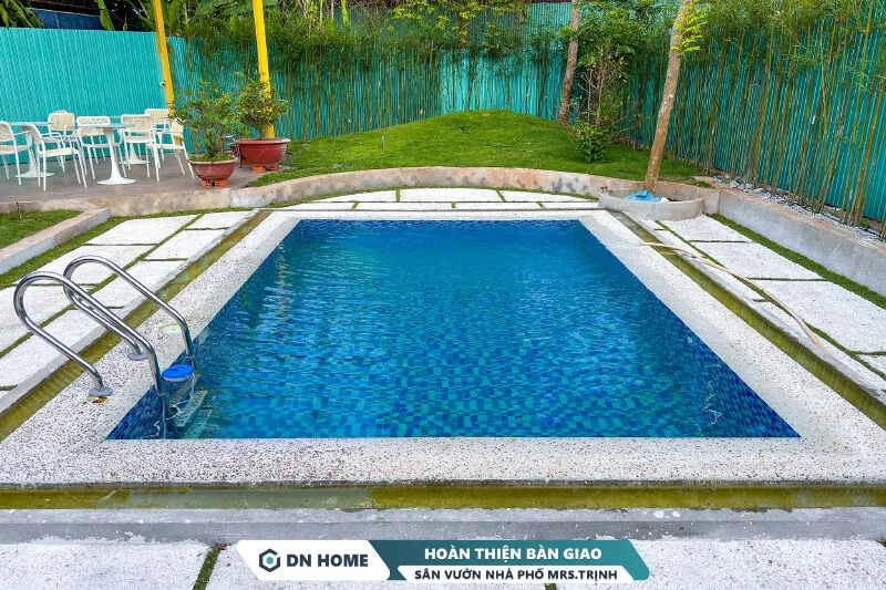 Hồ bơi là trung tâm không gian sân vườn, mang lại vẻ đẹp sang trọng và cảm giác mát mẻ, thư giãn