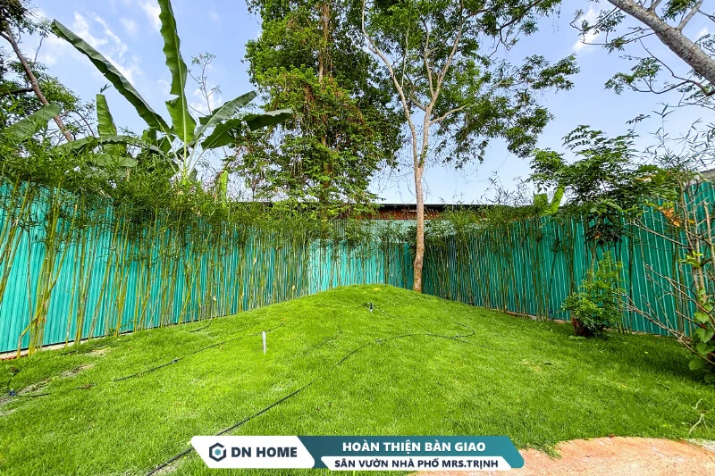 Các lớp cây xanh đa tầng mang đến chiều sâu cho không gian sân vườn nhà phố Mrs.Trịnh