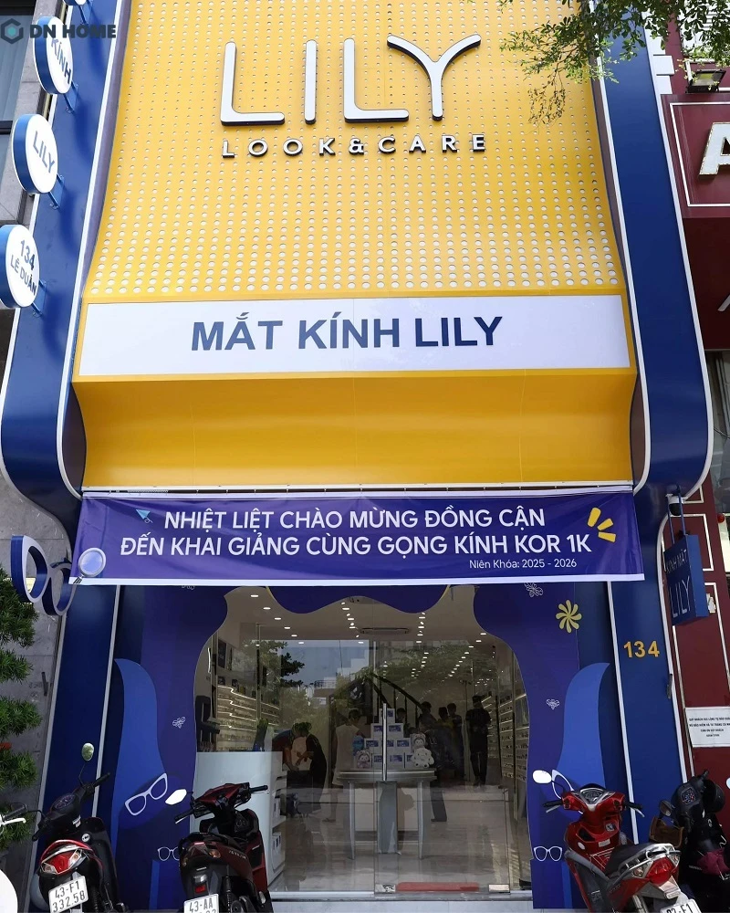 Bảng hiệu mắt kính đẹp, sử dụng nền vàng nổi bật