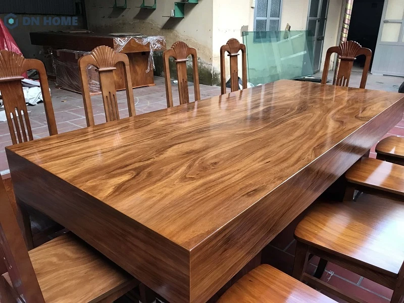 Gỗ hương xám có gam màu trầm ấm, chủ yếu là nâu đậm, phần vân gỗ rõ nét, thường uốn lượn mềm mại theo dạng sóng hoặc xoáy tự nhiên