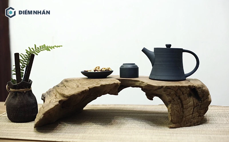 Bàn được làm từ gỗ lũa mang cảm giác ấm áp, sang trọng và thể hiện được gu thẩm mỹ và đẳng cấp.