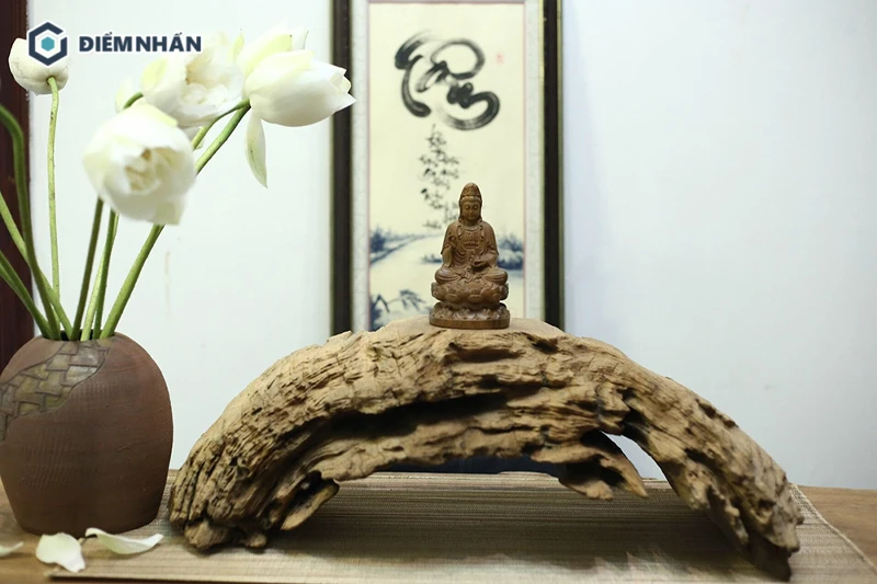 Tượng Phật được làm từ gỗ lũa là sản phẩm có giá trị cao về kinh tế và cả phong thủy