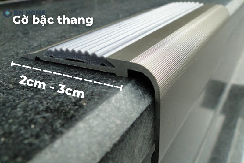 Kích thước của gờ cầu thang chỉ nên trong khoảng 2-3cm để đảm bảo không gây vấp khi di chuyển