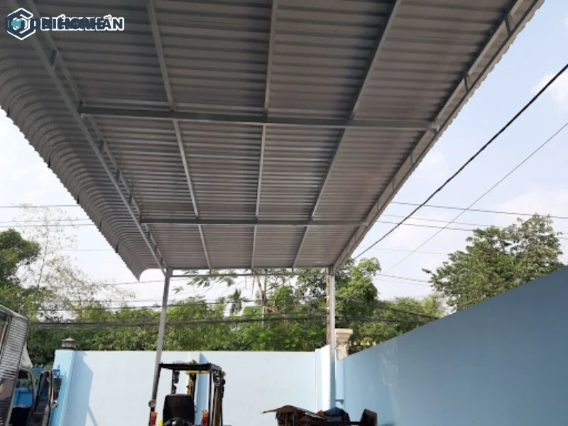 Mái tôn trước sân nhà là hệ mái tôn lắp đặt ở khu vực sân phía mặt tiền để che nắng, che mưa