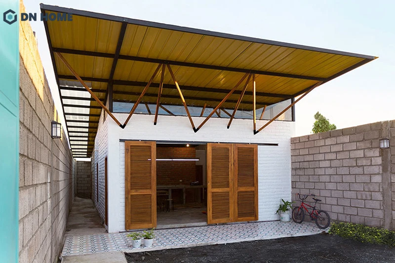 Mẫu mái tôn che trước sân nhà thiết kế đơn giản, màu sắc hài hòa với thiết kế tổng thể